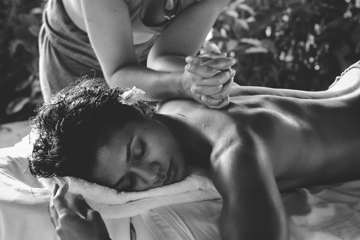 Massagebehandling på massagebänk i en lugn behandlingsmiljö